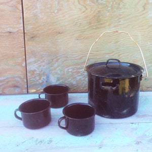 Vintage Black & White Speckled 5 Piece Enamelware Cooking Pot w/ Lid and Hinged Handle and 3 Drinking Coffee Tea Mugs