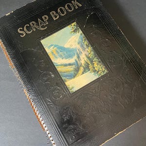 Album di ritagli da 31 pagine con copertina in pelle goffrata, soldati militari, pubblicità dell'Esposizione Universale, preti della Chiesa, cartoline e auguri, Hollywood