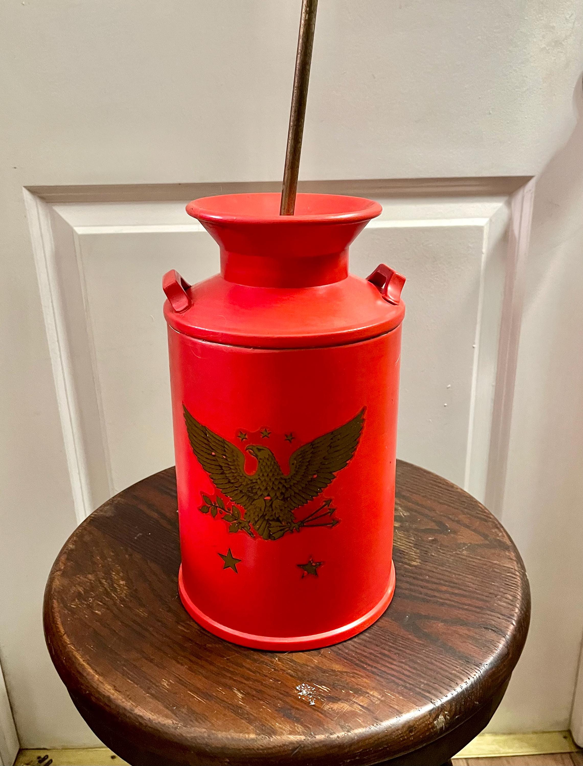Kleine replica rode metalen melkkan elektrische paallamp met bronzen adelaar stickerstempel gedateerd: 28-7-72 (getest/niet werkend, moet opnieuw worden aangesloten)