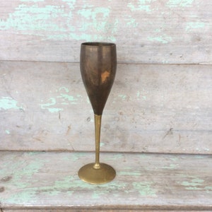 Gobelet de vin de laiton terni « Made in India », vintage long stemmed brass champange flûte, cuivre challis