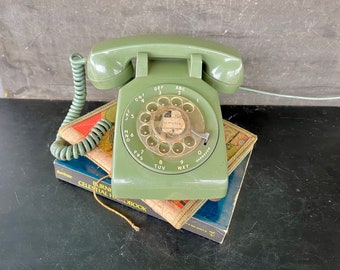 Avocadogrünes Telefon mit Wählscheibe ca. 1973 Bell System Western Electric, Vintage Wählscheibe Festnetz Telefon, Bühne Foto Prop Regal Akzent