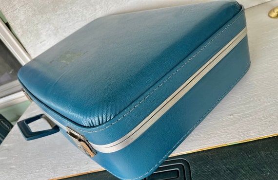 Vintage Blue Vinyl Hardshell Suitcase w/ Silver M… - image 5