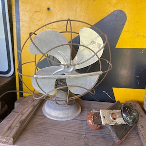Vintage Westinghouse elektrisk skrivbordsfläkt, industriell inredning, fotorekvisita