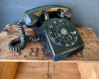 Retro zwarte telefoon met draaischijf ca. 1964 Bell-systeem Western Electric, vintage vaste telefoon met draaiknop, podiumaccent op plank voor fotorekwisieten