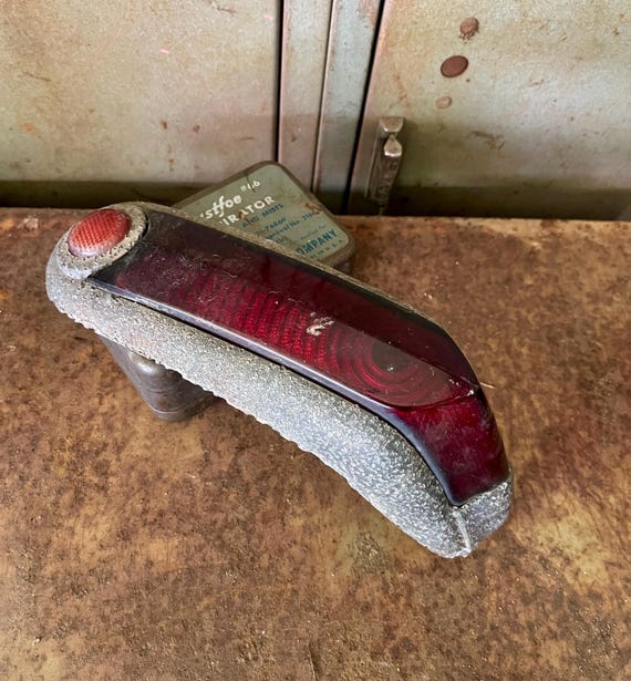1949-1950年式マーキュリーテールライト、レッドガラスレンズ