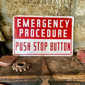 Enseigne industrielle rouge et blanc PROCÉDURE D&#39;URGENCE en métal émaillé « Push Stop Button » 18 x 12 po, enseigne d&#39;usine vintage, décoration murale Mancave