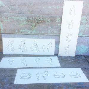 Juego de cuatro tarjetas didácticas blancas grandes de 48 x 15 cm, estilo retro infantil con osos, cerdos, conos de helado, paraguas y ositos de peluche.