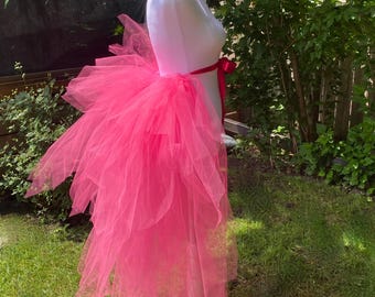 Disfraz de burlesque con sobrefalda de tul rosa fucsia y cola.