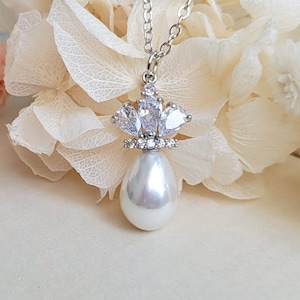 Silver and pearl necklace Pearl pendant necklace for bride CZ pearl classy necklace Pearl wedding jewelry set Crown pendant Antique inspired
