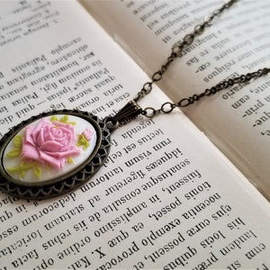 Victorian style cameo pendant necklace, Floral cameo pendant, Cameo necklace, Rose cameo, Antique inspired cameo, Pink rose cameo necklace zdjęcie 8
