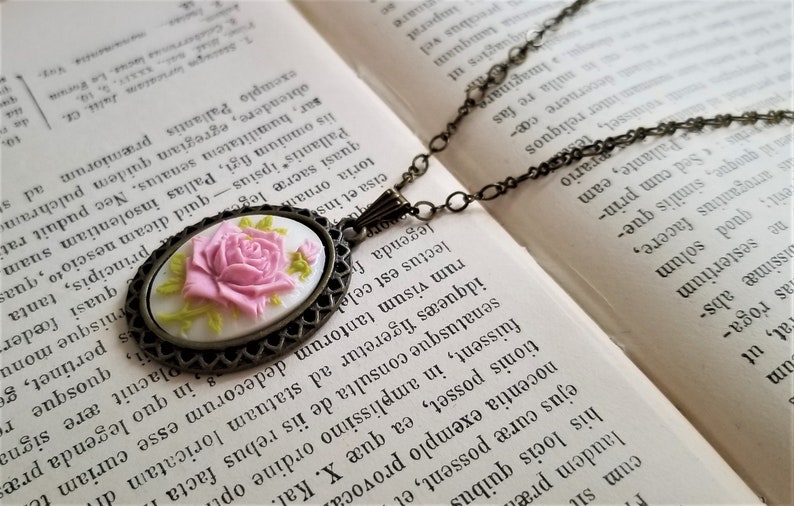 Victorian style cameo pendant necklace, Floral cameo pendant, Cameo necklace, Rose cameo, Antique inspired cameo, Pink rose cameo necklace zdjęcie 8