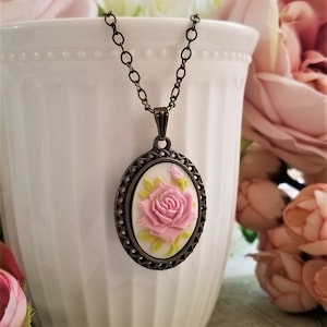 Victorian style cameo pendant necklace, Floral cameo pendant, Cameo necklace, Rose cameo, Antique inspired cameo, Pink rose cameo necklace zdjęcie 1