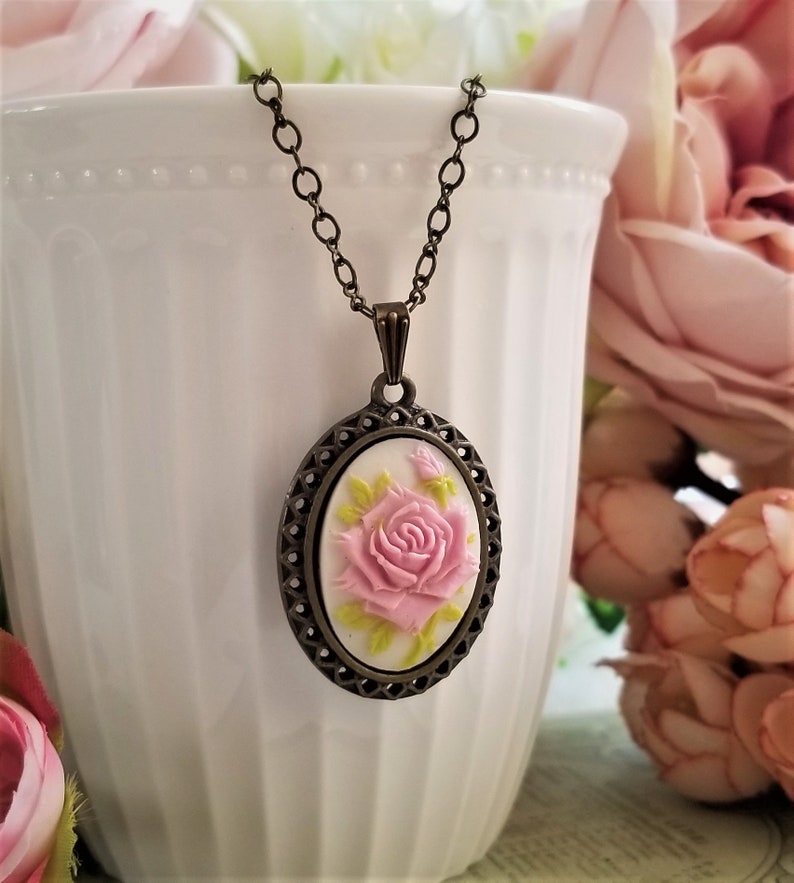 Victoriaanse stijl cameo hanger ketting, bloemen cameo hanger, Cameo ketting, Rose cameo, antiek geïnspireerde camee, roze roos cameo ketting afbeelding 1