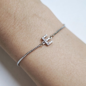 Armband mit silbernem Initialenanhänger, Schmuckset mit Zirkonia-Perlen
