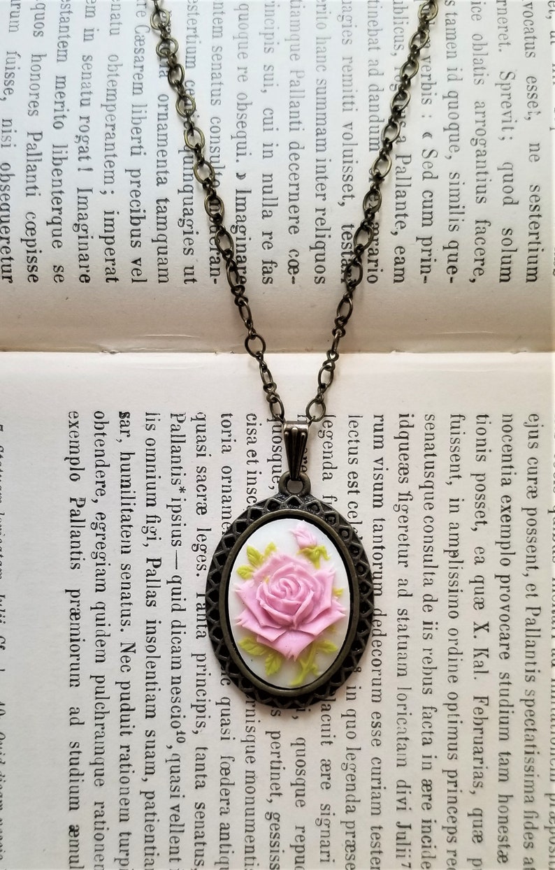 Victorian style cameo pendant necklace, Floral cameo pendant, Cameo necklace, Rose cameo, Antique inspired cameo, Pink rose cameo necklace zdjęcie 4