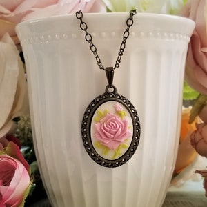 Victoriaanse stijl cameo hanger ketting, bloemen cameo hanger, Cameo ketting, Rose cameo, antiek geïnspireerde camee, roze roos cameo ketting afbeelding 6