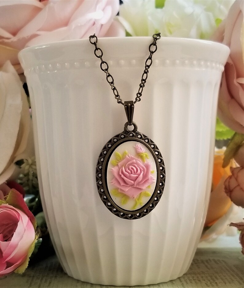 Victorian style cameo pendant necklace, Floral cameo pendant, Cameo necklace, Rose cameo, Antique inspired cameo, Pink rose cameo necklace zdjęcie 6