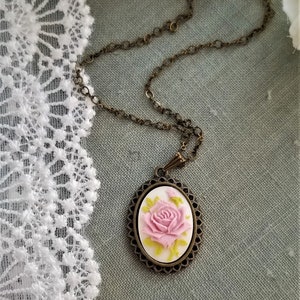 Victorian style cameo pendant necklace, Floral cameo pendant, Cameo necklace, Rose cameo, Antique inspired cameo, Pink rose cameo necklace zdjęcie 2
