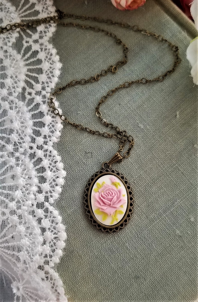 Victorian style cameo pendant necklace, Floral cameo pendant, Cameo necklace, Rose cameo, Antique inspired cameo, Pink rose cameo necklace zdjęcie 2