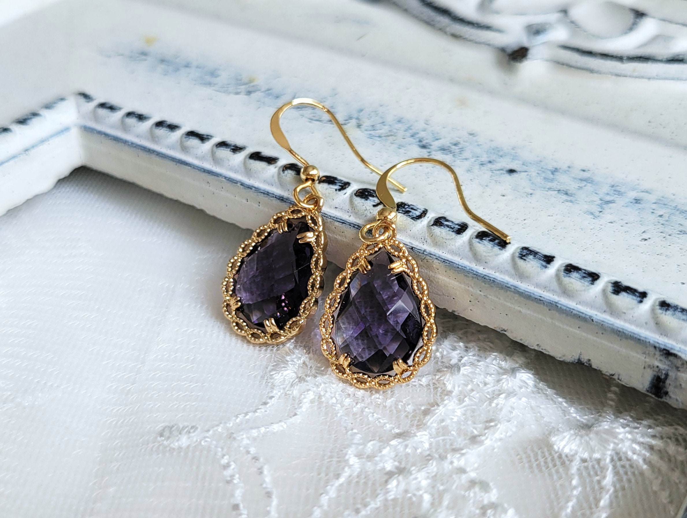 Orecchini A Goccia Clip-On In Cristallo Viola Scuro E Oro – Grandi E Scintillanti, 4cm - Foto 3