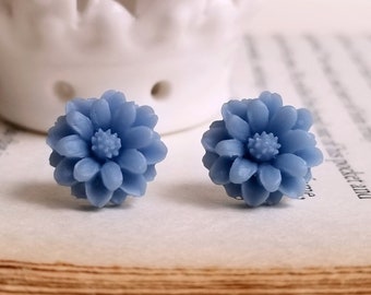 Puces d'oreilles fleurs bleu cendré, tige en argent sterling