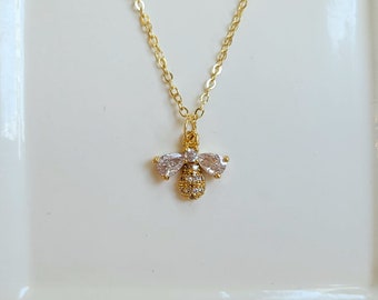 Delicado collar con colgante de abeja de circonita cúbica, latón chapado en oro