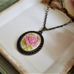 Victorian style cameo pendant necklace, Floral cameo pendant, Cameo necklace, Rose cameo, Antique inspired cameo, Pink rose cameo necklace zdjęcie 5