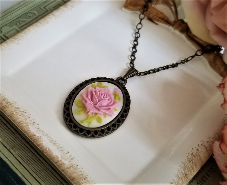 Victoriaanse stijl cameo hanger ketting, bloemen cameo hanger, Cameo ketting, Rose cameo, antiek geïnspireerde camee, roze roos cameo ketting afbeelding 5