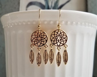 Guldfärgade Drömfångarörhängen - Boho Fjäderhängen