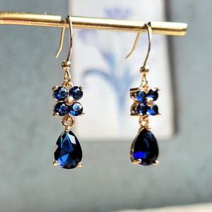 Marine blaue Kristallohrringe und Halskette, blaue Blume CZ Ohrringe, etwas blaues Schmuck, zierliche blaue Ohrringe, Geschenk für sie