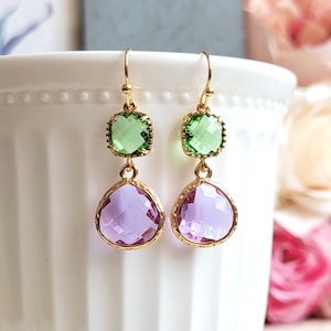 Pendants d&#39;oreilles lilas et verts, pendants d&#39;oreilles lilas, parure de bijoux vert citron et lavande, bracelet en cristaux Swarovski verts, bracelet lavande