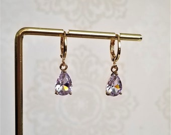 ティアドロップ CZ ダングルイヤリング、金メッキ真鍮フープ