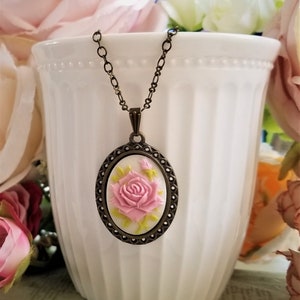 Victorian style cameo pendant necklace, Floral cameo pendant, Cameo necklace, Rose cameo, Antique inspired cameo, Pink rose cameo necklace zdjęcie 3