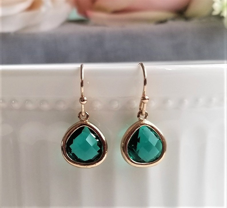 Bridesmaid/'s earrings Teardrop earrings Green crystal earrings Emerald green crystal Crystal drop earrings Crystal dangle earrings