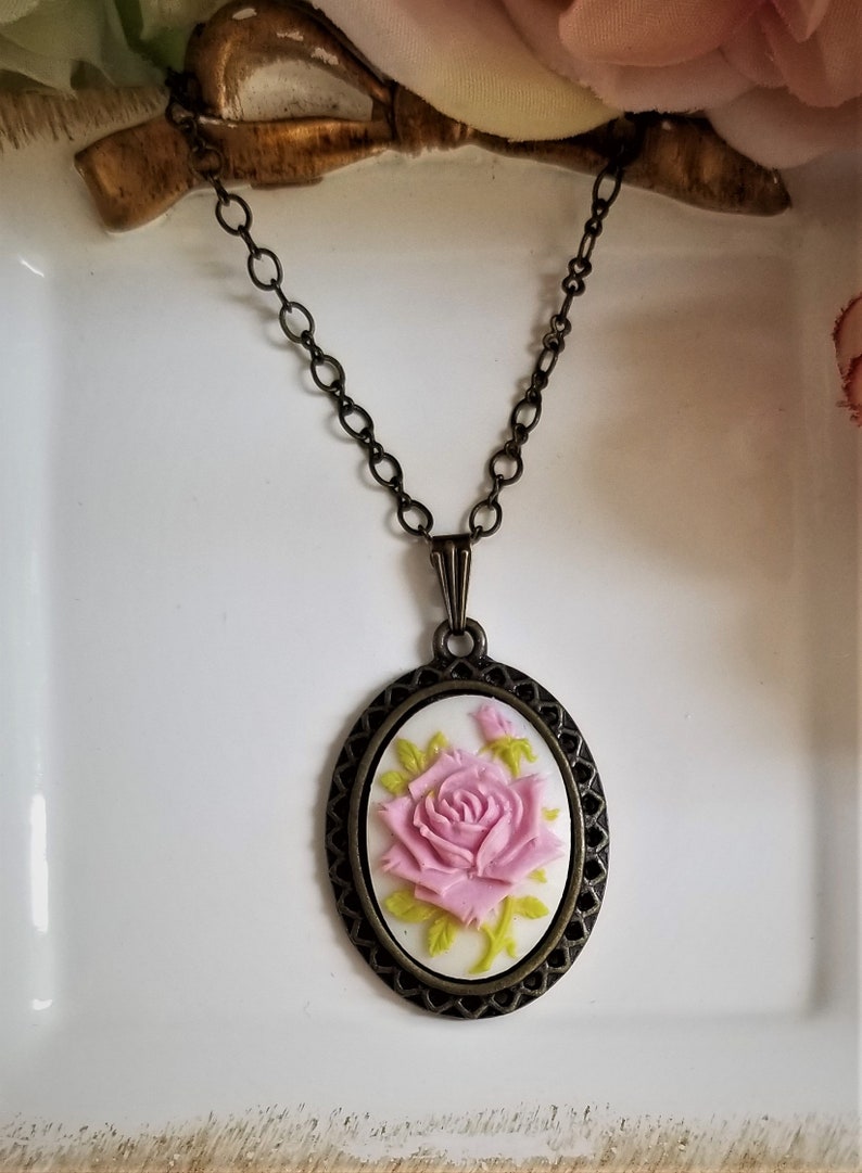 Victorian style cameo pendant necklace, Floral cameo pendant, Cameo necklace, Rose cameo, Antique inspired cameo, Pink rose cameo necklace zdjęcie 7