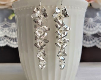 Silber Orchidee Ohrringe, kaskadenartiger floraler Brautschmuck