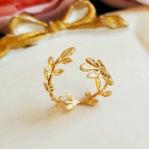 Laurel Wreath Ring, Leaf ring, Gold leaf ring, Adjustable ring, Leaf Wrapping Ring, Minimalist Ring, Open leaf ring, Gift under 10