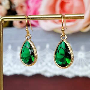 Emerald green drop earrings, Green crystal earrings, Green drop earrings, Teardrop earrings, Emerald earrings, Bridal earrings