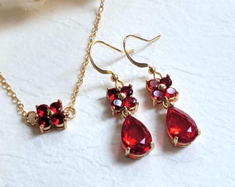 Conjunto de pendientes y collar con flor de circonita roja