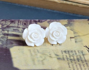 Pendientes de rosa de resina blanca, pasadores de plata de ley, tachuelas florales