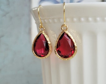 Boucles d'oreilles pendantes bordeaux Boucles d'oreilles pendantes en cristal bordeaux Boucles d'oreilles pendantes rouges Boucles d'oreilles en forme de larme Boucles d'oreilles bordeaux et or Boucles d'oreilles de mariée