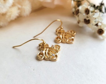 Pendientes de filigrana de flor de lis dorada con circonita cúbica, estilo vintage