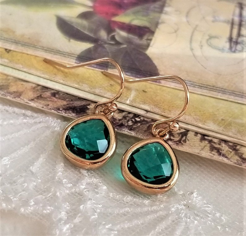 Bridesmaid/'s earrings Teardrop earrings Green crystal earrings Emerald green crystal Crystal drop earrings Crystal dangle earrings