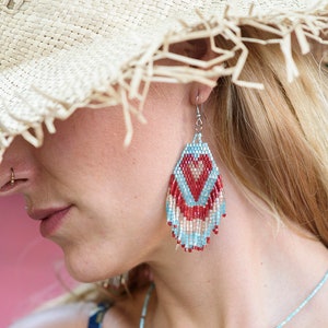 Pärlörhängen med tofsar - Fransörhängen - Boho örhängen med tofsar - Röda örhängen med tofsar - Tofsörhängen - Statement-örhängen - Sommarboho