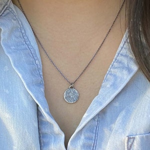 Collar rústico de luna llena, joyería de luna de cráter oxidada de plata de ley, collar celestial de plata