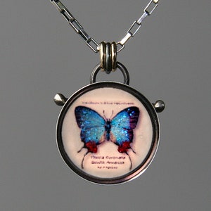 Blauwe vlinderhanger Blauwe vlinderketting van Jackie Taylor Designs
