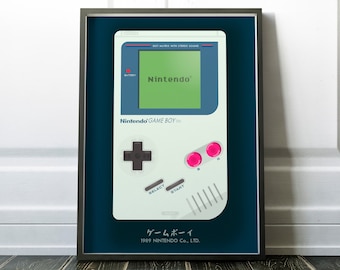 Può includere: Un poster incorniciato di un Game Boy Nintendo vintage, con una console bianca e grigia e uno schermo blu e verde. Il poster presenta il testo "Nintendo GAME BOY" e "ゲームボーイ" in giapponese, insieme all'anno 1989 e al nome dell'azienda.