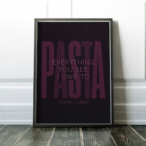 以下が含まれることがあります： ソフィア・ローレンの「PASTA EVERYTHING YOU SEE I OWE TO PASTA」というピンクの引用文が書かれた黒い額縁入りポスターです。