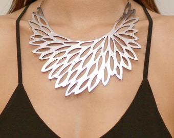 Flowerbloom Halskette Silber - Laser geschnittenes Leder mit Silberfolienfinish - Modedesigner - Silber Geometrische Halskette -