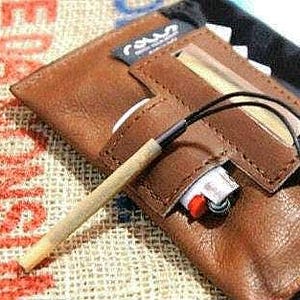 Porta tabacco in pelle Cognac, astuccio, pochette marrone western, tasca per filtri e accendino. Chiusura con bottone a pressione